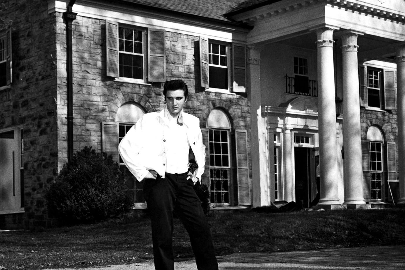 Elvis vor der Villa Graceland 1957